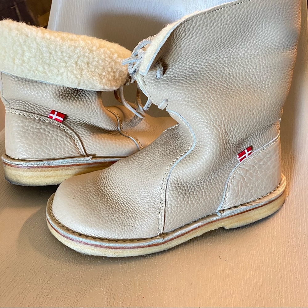 DUCKFEET ARHUS BOOTS tan shearling 
Women size 40 euro 9.5 us